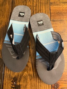 Quiksilver Men’s NWOT Black Strapped Flip Flops with Blue Patterned Footbeds (9)